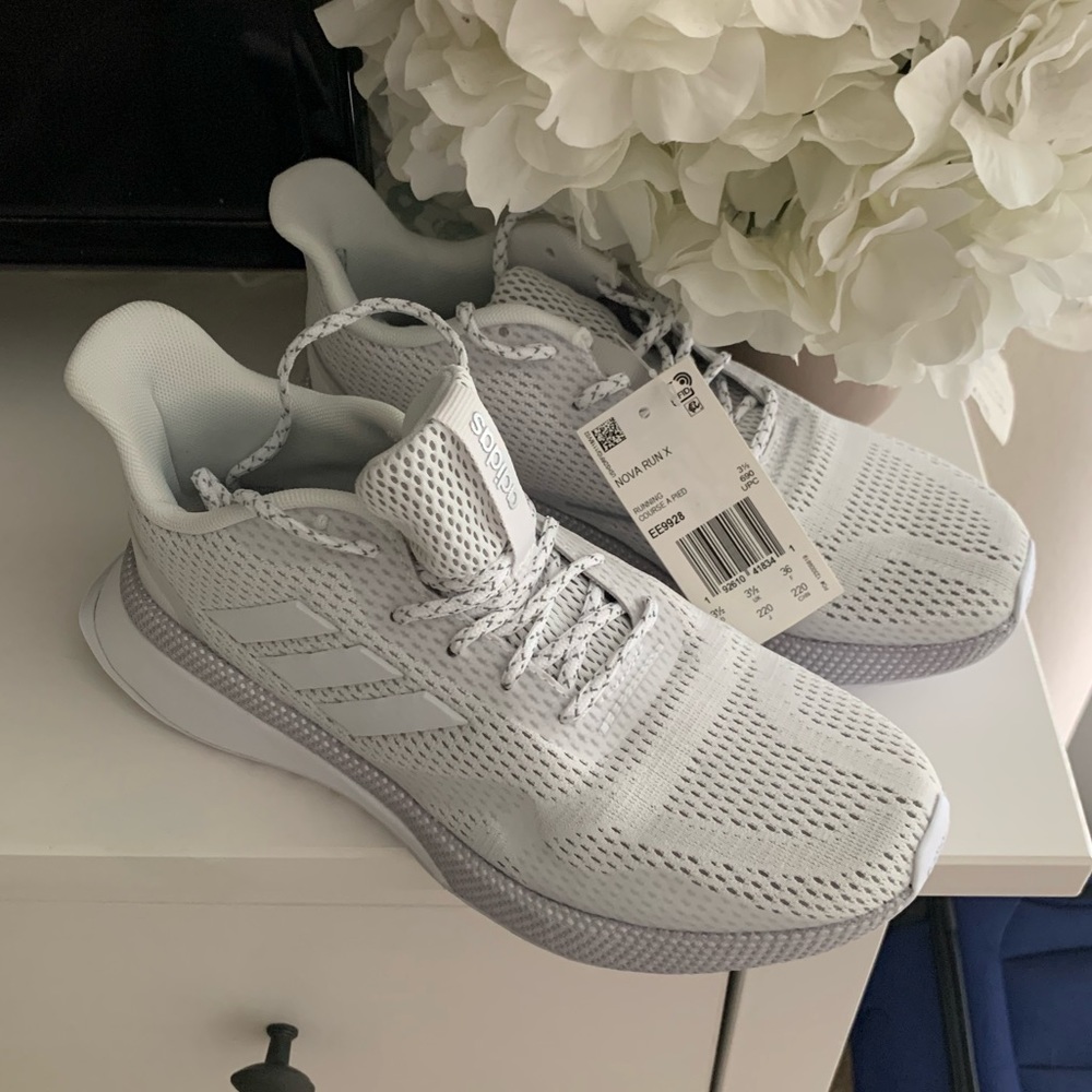New Women Adidas Nova Run Size 5